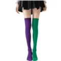 Calcetines altos bicolores en purpura y verde, ideales para fiestas de Halloween. - Verde y Púrpura