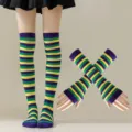 Conjunto de calcetines altos y calentadores a rayas, morado verde amarillo accesorio de fiesta. - Talla única / Amarillo, Verde y Morado Calcetines Rayados Finos y Mangas Conjunto