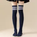 Mujeres Calcetines Altos De Muslo Azul Marino Con Tres Rayas Uniforme Escolar Cosplay - Talla única / Azul marino con rayas blancas