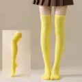 Calcetines altos unicolores para mujer, ideales para uso diario y fiestas de disfraces. - Talla única / Medias Largas Amarillas