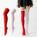 Medias altas rojas y blancas divididas con diseño asimétrico para fiestas y eventos. - Rojo y Blanco