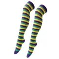 Calze lunghe a righe viola, gialle e verdi per feste a tema, carnevale ed eventi divertenti. - Calze Sopra Il Ginocchio Rigate Viola Verde Giallo