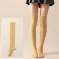 Calcetines largos monocromáticos por encima de la rodilla, ideales para estilo JK y cosplay. - Talla única / Medias Largas Caqui