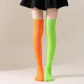 Calcetines largos asimétricos naranja y verde neón para cosplay y estilo de moda JK. - Talla única / Medias Largas Colorblock Naranja y Verde Oliva
