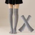 Calcetines largos grises por encima de la rodilla y conjunto de guantes para mujeres. - Talla única / Gris Claro Calcetines Encima de la Rodilla y Mangas Conjunto