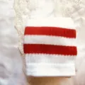 Calcetines largos a rayas blancas y rojas, variante clásica de calcetines deportivos. - Talla única / Blanco con rayas rojas