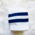 Calcetines altos deportivos blancos para mujer con rayas azules estilo de estudiante - Talla única / Blanco con rayas azules