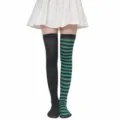 Primer plano de medias altas de muslo desparejadas con rayas negras y verdes. - Negro + Pie Yinyang Rayado Verde-Negro