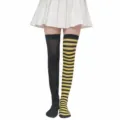 Vista de detalle de calcetines altos de fiesta de Halloween, diseño asimétrico negro y rayas. - Negro + Pie Yinyang Rayado Amarillo-Negro