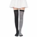 Calcetines altos de rayas para Halloween, medias negras y blancas asimétricas. - Negro + Pie Yinyang Rayado Negro-Blanco