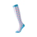 Detailansicht von Damen Kniestrümpfen mit klassischem Rautenmuster in Rosa und Blau. - Hellblau