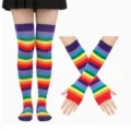 Chaussettes montantes et mitaines rayees arc-en-ciel vue detaillee, tricot colore. - Taille unique / Ensemble Chaussettes Et Manches Arc-En-Ciel Bord Violet