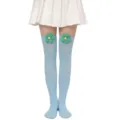 Detalle de calcetines altos azul claro con decoración de flores verdes dulces - Talla única / Calcetines azules con flores verdes