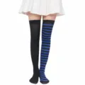 Vista detallada de calcetines altos y asimétricos con diseño negro y rayas azules. - Negro + Pie Yinyang Rayado Azul-Negro