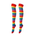 Détail de chaussettes hautes rayées arc-en-ciel en coton, bas colorés mode tendance. - Taille unique / Chaussettes Montantes Arc-En-Ciel Bord Rouge Style Un