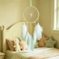 Handgemachter grüner Traumfänger mit zarten Federn, perfekte boho-inspirierte Wanddekoration. - Hellgrün