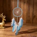 Handgefertigter blauer Federn Traumbaenger Detailbild, Boho Wandbehang Heimdeko. - Himmelblau