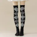 Medias altas negras con patrón argyle, estilo británico clásico para fiestas y cosplay. - Cuadros Negros y Grises