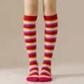 Calcetines altos a rayas de colores para mujer, ideales para cosplay, fiestas y moda. - Puño Blanco Amarillo Rojo