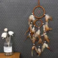 Handgemachter Mehrring-Traumfänger mit Federn und Perlen, ideale Boho-Wandbehang-Deko. - Erdgelb