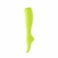 Medias de compresion acanaladas de color verde neon para deportes y uso diario. - Fluorescente