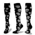 Detalle de primer plano de calcetines de compresión negros con divertidos diseños. - Estilo 9