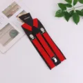 Bretelles élastiques rouges avec trois pinces métalliques et support en carton noir. - Rouge