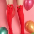 Calcetines altos rojos sobre la rodilla con lazo bonito y decoración de cereza diaria. - Talla única / Calcetines rojos con decoración de cereza
