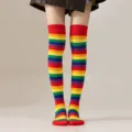 Chaussettes hautes rayées arc-en-ciel colorées pour femmes, longues chaussettes coton cosplay. - Taille unique / Chaussettes Montantes Arc-En-Ciel Bord Rouge Style Deux