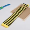 Chaussettes hautes rayées jaune et noir au-dessus du genou pour cosplay et mode quotidienne. - Taille unique / Fines Rayures Noires et Jaunes