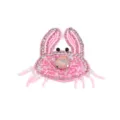 Nahaufnahme des handgefertigten rosa Perlenkrabben-Patches mit funkelnden Strasssteinen. - Rosa Krabbe