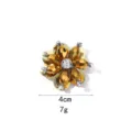 Detaillierte Nahaufnahme des glitzernden Strass- und Kristall-Blumenaufnähers für Kleidung. - 4CM Durchmesser / Braun