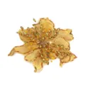 Detaillierte Nahaufnahme eines luxuriösen goldenen Blumen-Stickaufnähers mit Pailletten. - Goldene Blume