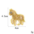 Goldene perlenbesetzte Pferd-Applikation Detailaufnahme mit funkelndem Strassauge und Stickerei. - 5