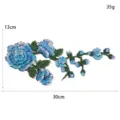 Nahaufnahme des blauen Pailletten Blumen Stickerei Aufnähers mit feiner Handwerkskunst 30x13cm. - Blau