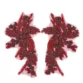Gedetailleerde close-up van handgemaakte rode kralen kant bloem patches, pailletten. - Donkerrood