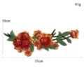 Dettaglio di toppa ricamata floreale con paillettes rosse e perline, dimensioni e design. - Rosso
