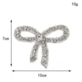 Nahaufnahme des funkelnden Strass-Schleifen-Aufnähers für DIY-Brautkleider und Bekleidung. - Schleife