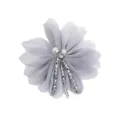 Nahaufnahme Detail der grauen transparenten Stoffblume Brosche mit Perlen und Kristallperlen. - Blumenstil 4