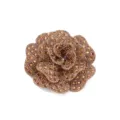 Nahaufnahme Detail einer funkelnden braunen Strass Kamelie Blumen Applikation fur Accessoires. - 6cm / Hellkaffee
