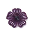 Gedetailleerde close-up van een sprankelende paarse strass bloemenpatch met kristaldetails. - Donkerpaars