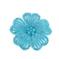 Nahaufnahme der funkelnden türkisblauen Strassblume, brillantes Diamant-Schuhaccessoire. - Hellblau