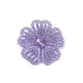 Close-up van een paarse strass-bloempatches voor DIY kleding en hoofddeksels accessoires. - Lichtpaars