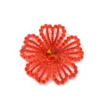 Close-up detail van een levendige rode strass bloem patch met sprankelend kristal. - Oranje