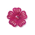 Gedetailleerde close-up van de felroze strass bloemenpatch met sprankelende kristallen. - rozenroze