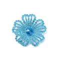 Detailopname van de sprankelende blauwe strass bloemenpatch, prachtig vakmanschap en stijlvol. - Hemelsblauw