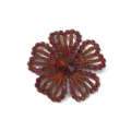 Detail van de sprankelende rode strass bloemenpatch, ideaal voor DIY mode en accessoires. - Bruin