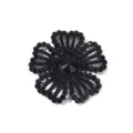 Close-up van zwart strass bloemenpatch detail, sprankelende kristallen applicatie accessoire. - Zwart