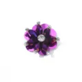 Detailansicht der lila Pailletten-Blumenapplikation mit Strasssteinen und klarem Kristall. - 4CM Durchmesser / Dunkellila