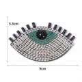 Nahaufnahme des handgefertigten bösen Blick Strass-Aufnähers mit blauen und weißen Kristallen. - Strasskette Auge / Schwarz